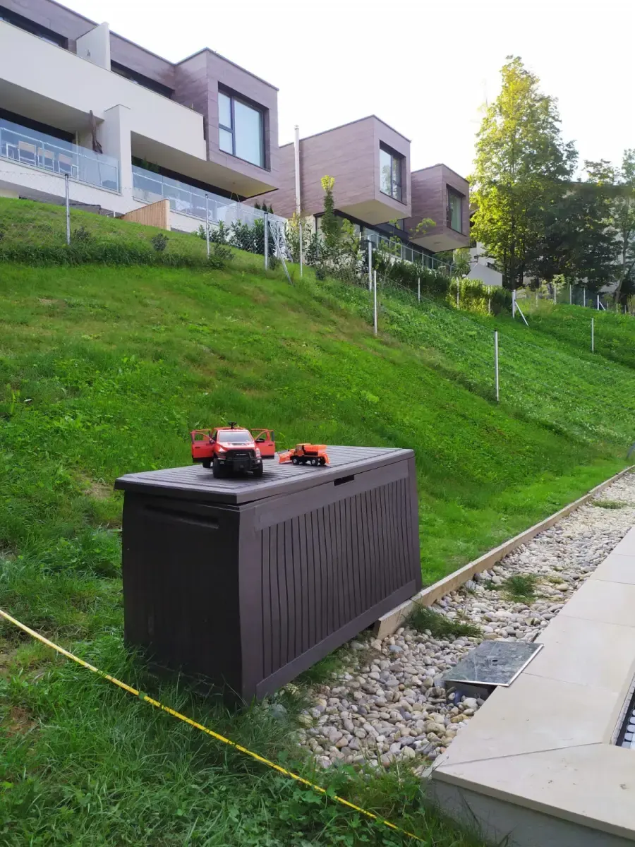 Unstrukturierte Böschung neben dem Pool vor dem Mauerbau